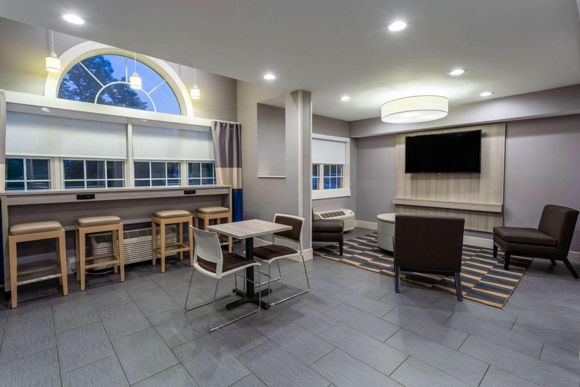 Microtel Inn & Suites By Wyndham Bethel/Danbury Exterior foto
